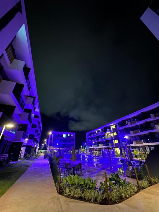 Flat Estudio De Luxo - De Muro Alto - Piscinas - Ideal Casais, Familias Com Criancas - Ap Completo - Ar Cond, Wi Fi, Netflix, Estacionamento - 400 Mt Do Mar